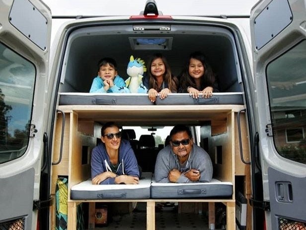 Vo chong 12 nam dua con du lich khap the gioi hinh anh