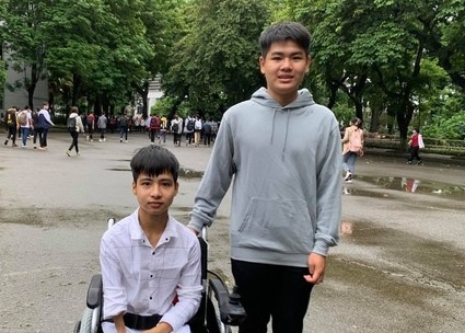 Doi ban 10 nam cong nhau den truong cung du khai giang hinh anh