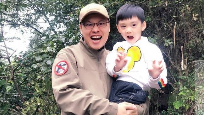 Be trai 5 tuoi phat hien dau chan khung long o Trung Quoc hinh anh