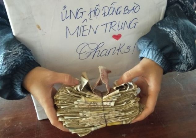 Hoc sinh quyen gop tien an sang ung ho nguoi dan vung lu hinh anh