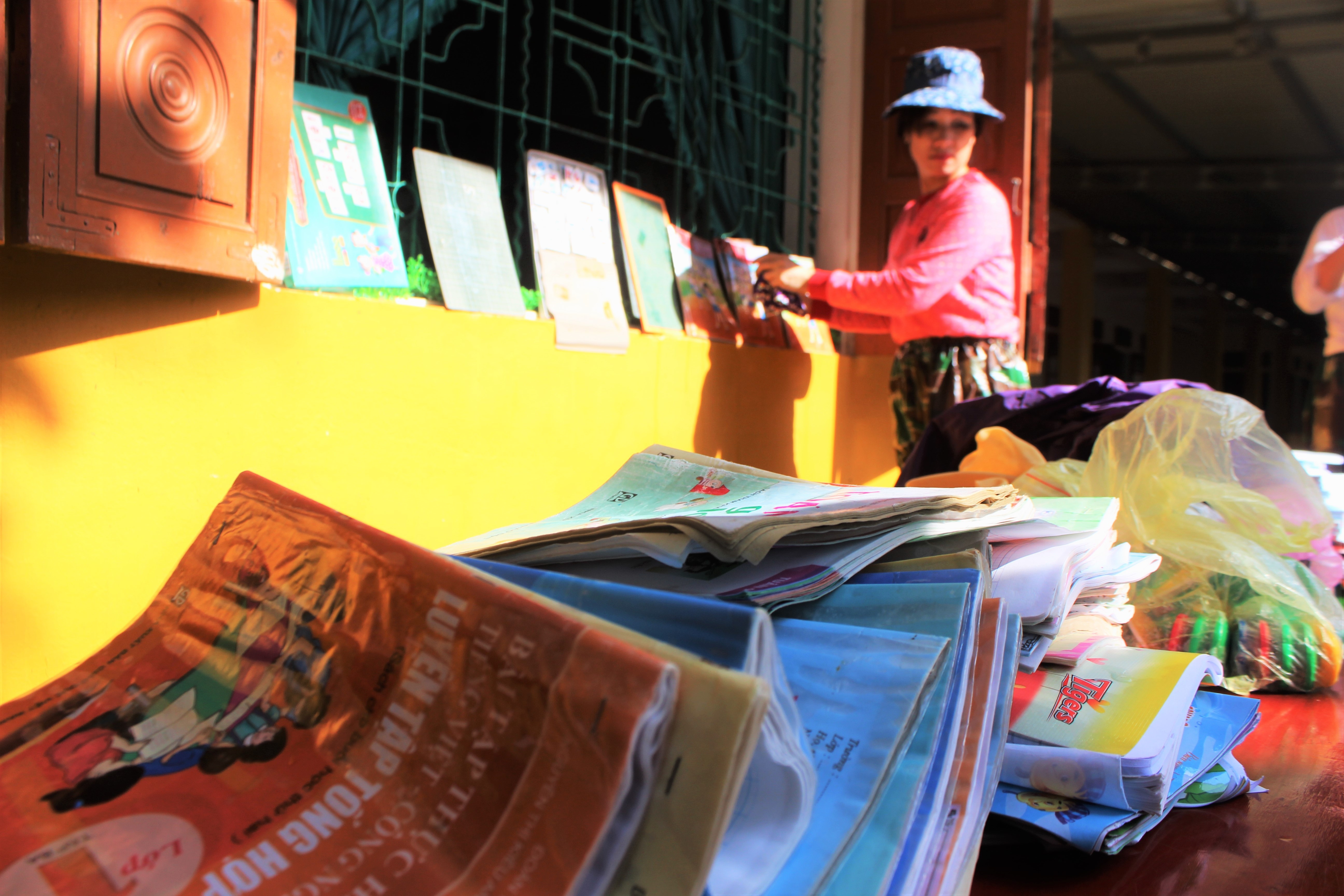 Giao vien loi nuoc mo sach cho hoc tro sau lu hinh anh