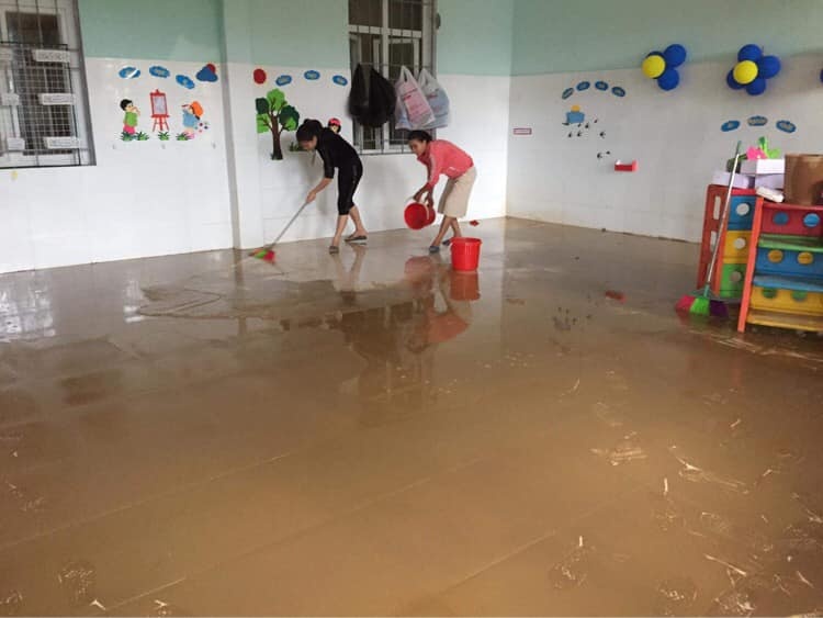 Thay co don truong hoc sau nuoc rut hinh anh