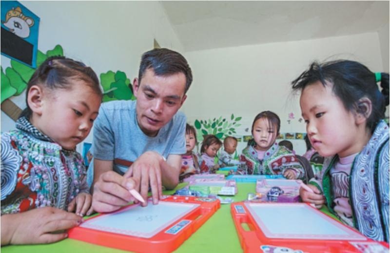 thầy giáo bỏ việc về quê dạy học ảnh 1 thay giao bo viec ve que day hoc anh 1