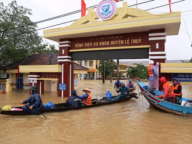 Nhieu truong giam hoc phi, tang hoc bong cho sinh vien vung lu hinh anh