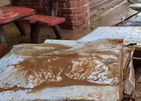 Truong hoc tan hoang vi mua lu, sach vo ngap trong bun hinh anh