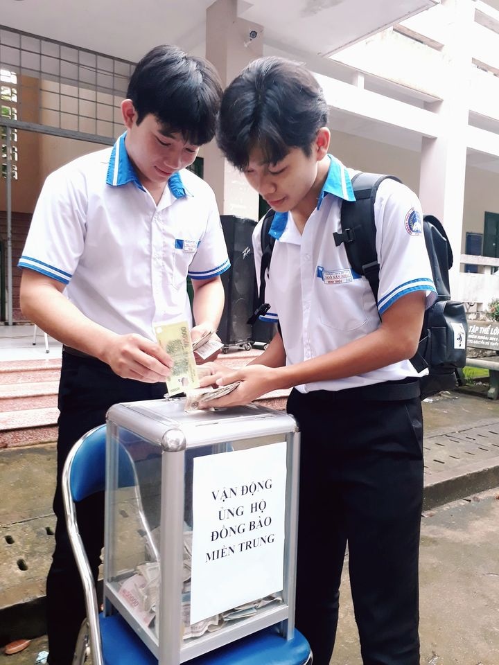 học sinh ủng hộ miền Trung ảnh 2 hoc sinh ung ho mien Trung anh 2