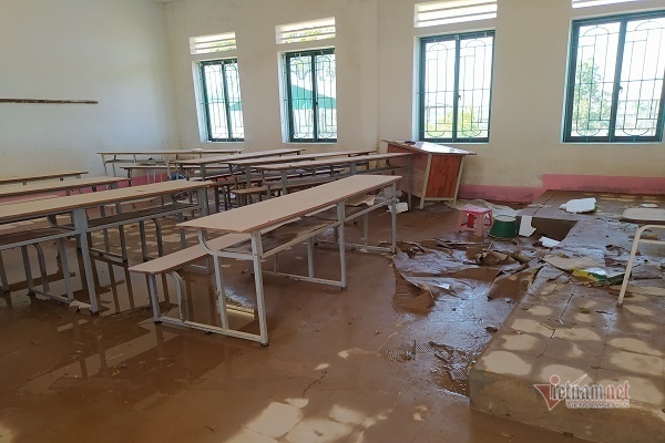 nhà hảo tâm tặng sách vở ảnh 2 nha hao tam tang sach vo anh 2
