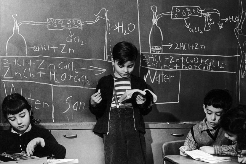 Ben trong truong dao tao thien tai nhi o the ky truoc hinh anh