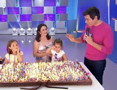 Cap chi em tranh nhau thoi nen duoc moi len song truyen hinh Brazil hinh anh