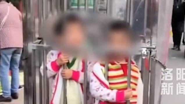 Hai tre tai Trung Quoc bi cha me nhot trong cui hinh anh