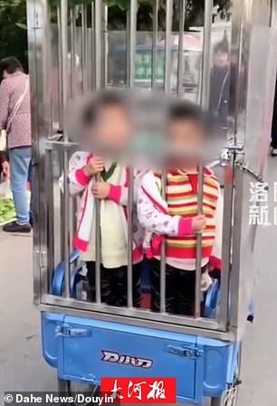 cha mẹ nhốt con trong cũi ảnh 2 cha me nhot con trong cui anh 2