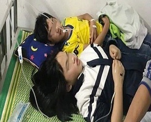 Choc pha to ong, 16 hoc sinh o Nghe An phai di cap cuu hinh anh