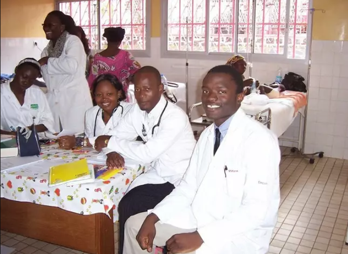 no luc cua chang trai ngheo anh 1