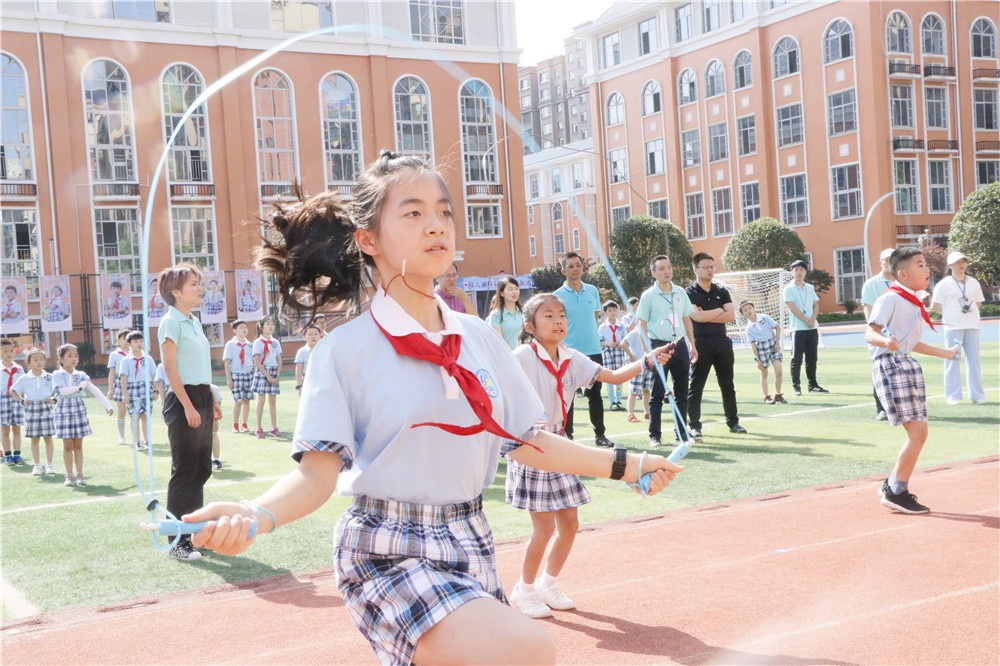 chi tiền cho con học nhảy dây ảnh 2 chi tien cho con hoc nhay day anh 2