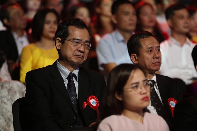 Thay co nau com cuu doi hoc sinh o Tu Mo Rong hinh anh