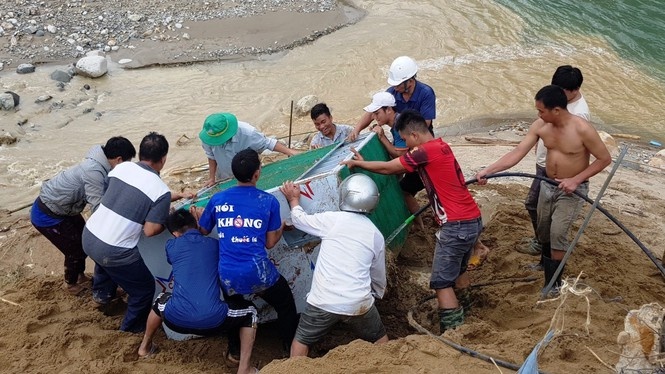 Thay co Tra Leng cao nui bun, don truong sau mua lu hinh anh