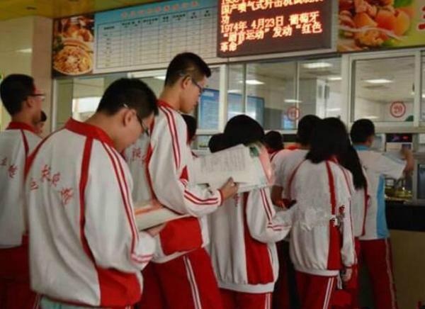 học sinh ôn bài trong giờ ăn trưa ảnh 1 hoc sinh on bai trong gio an trua anh 1
