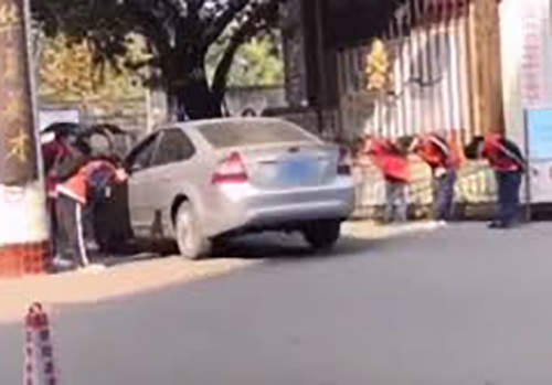 Tranh luan ve hoc sinh Trung Quoc xep hang chao giao vien hinh anh