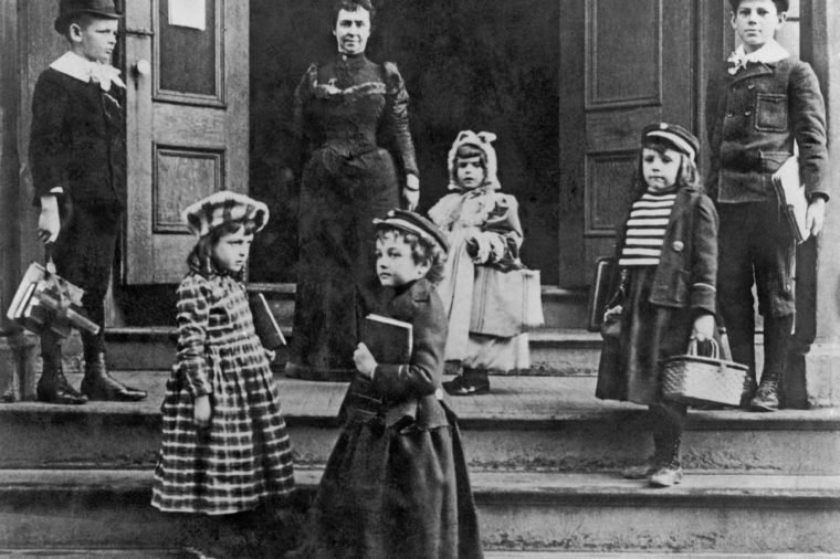 Cuoc song cua hoc sinh My 100 nam truoc hinh anh