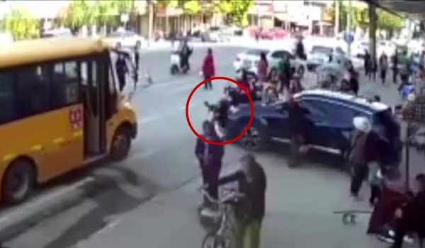 Giao vien Trung Quoc dap nham chan ga khien mot hoc sinh tu vong hinh anh