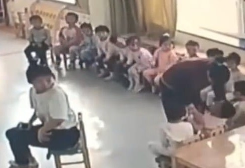 Be trai o Trung Quoc bi co giao bao hanh vi khong chiu an hinh anh