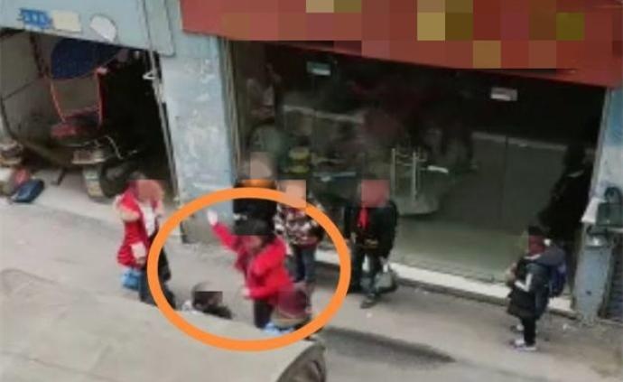 Nguoi phu nu Trung Quoc danh hoc sinh tieu hoc vi nghi con bi bat nat hinh anh