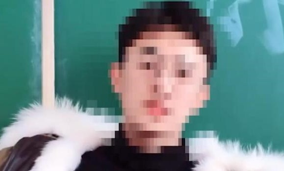 Giao vien Trung Quoc livestream trong luc coi thi vi buon ngu hinh anh