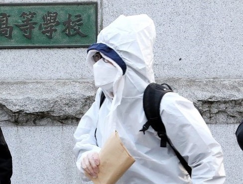 Si tu Han Quoc mac quan ao chong Covid-19 den truong thi hinh anh