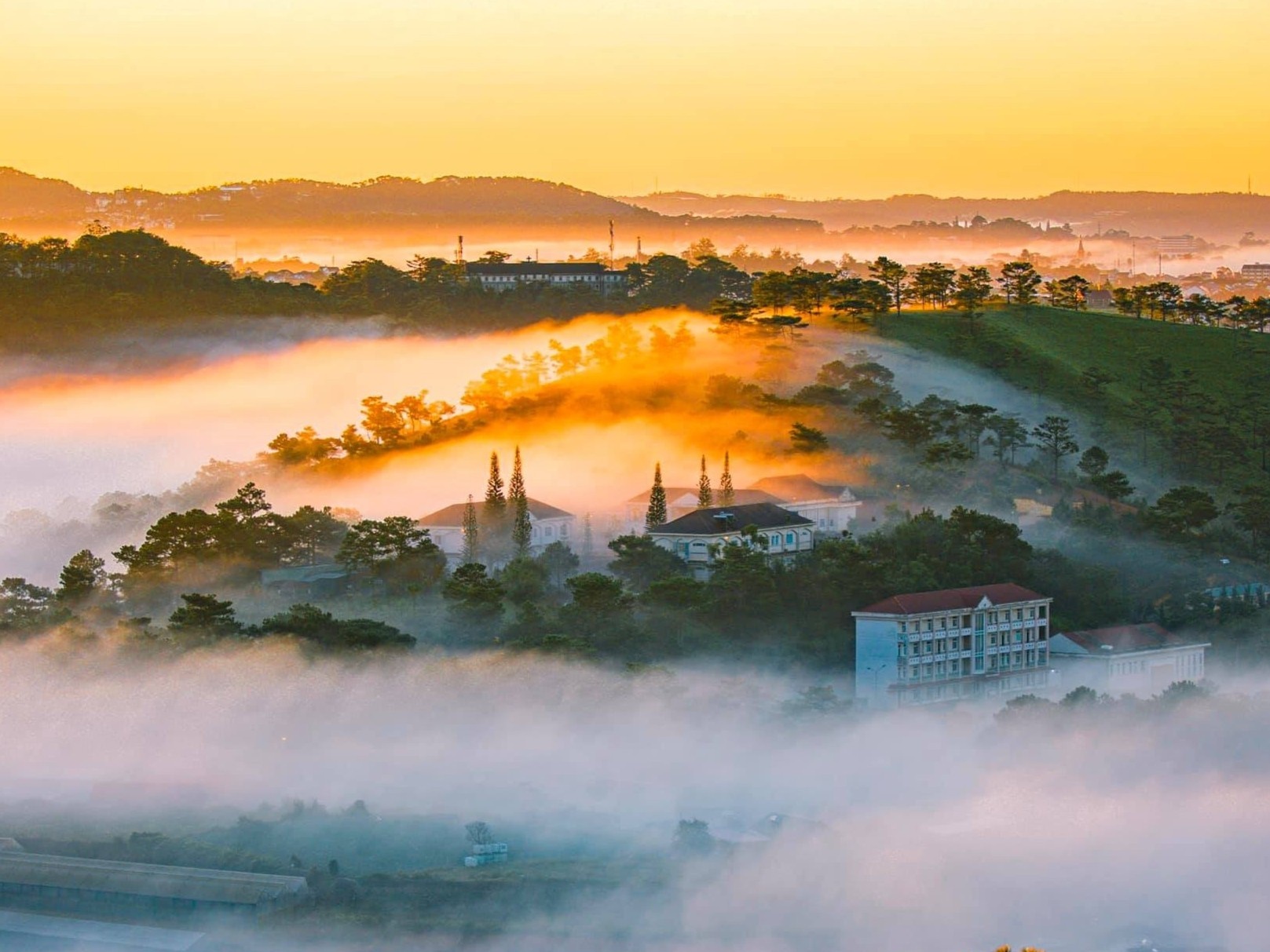 San may tren doi Da Phu hinh anh