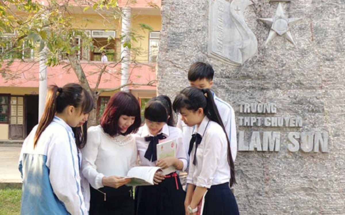 Nguoi chap canh cho hoc sinh den dinh cao quoc te hinh anh