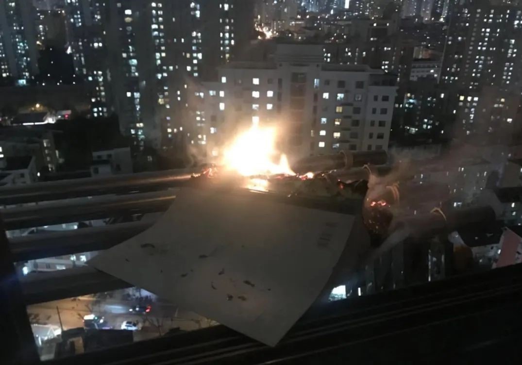 Ong bo Trung Quoc dot sach bai tap cua con hinh anh