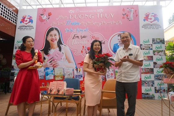 Nha van Duong Thuy chia se ve tinh yeu khong bien gioi hinh anh