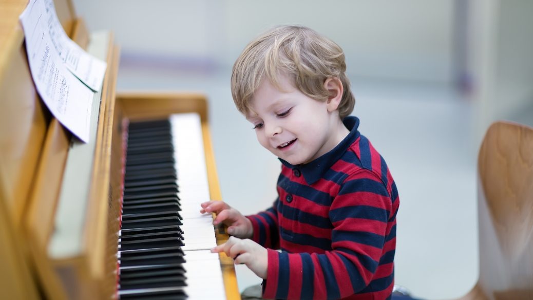 Dau hieu cho thay tre san sang hoc piano hinh anh