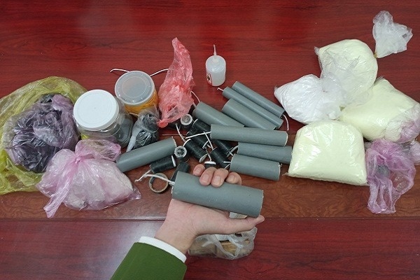 Bon hoc sinh o Ha Tinh tu che phao no hinh anh