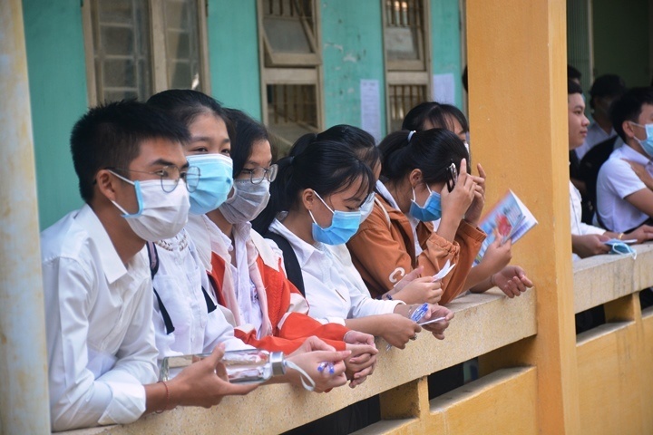 Vu thu hoi 3,5 ty khen thuong: So Giao duc noi nguoc voi So Noi vu hinh anh