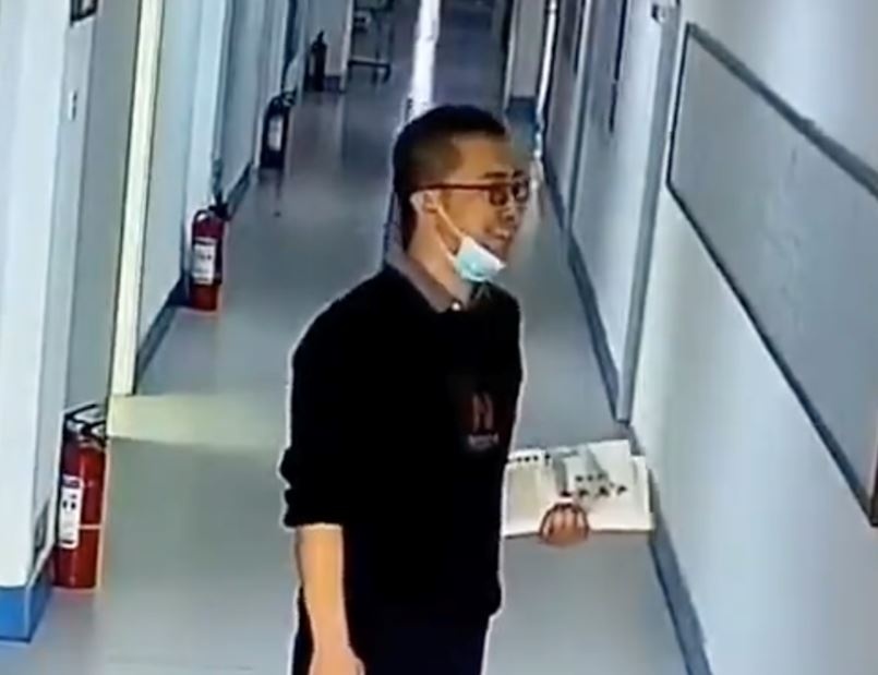 Thay giao Trung Quoc co no nu cuoi truoc khi vao lop hoc hinh anh