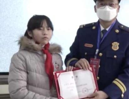 Be gai 12 tuoi cuu em thoat khoi dam chay o Trung Quoc hinh anh