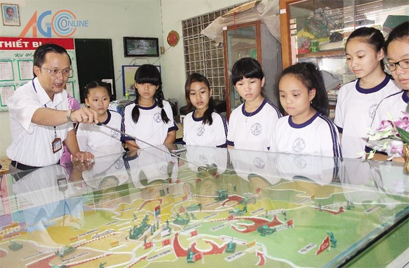 Giao vien Lich su nghi cach thu hut hoc tro hinh anh