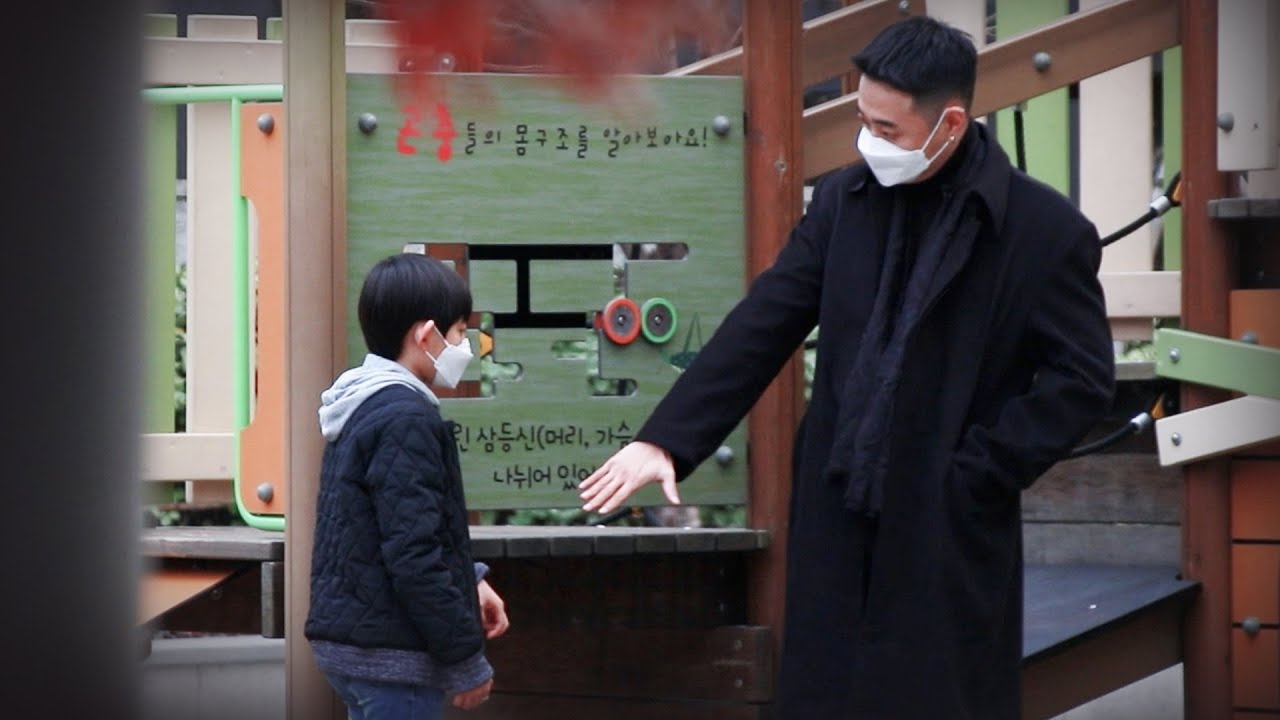 Tre em Han Quoc phan ung the nao khi bi nguoi la tiep can? hinh anh