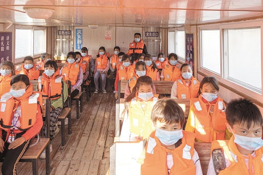 Giao vien Trung Quoc lai tau dua hoc sinh qua song hinh anh