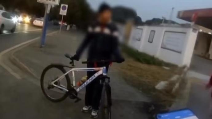 Cau be o Trung Quoc bo nha vi ap luc hoc tap hinh anh