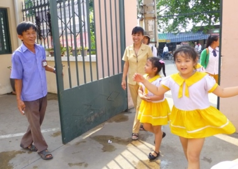Nha truong can lam gi khi phu huynh hanh xu bao luc? hinh anh