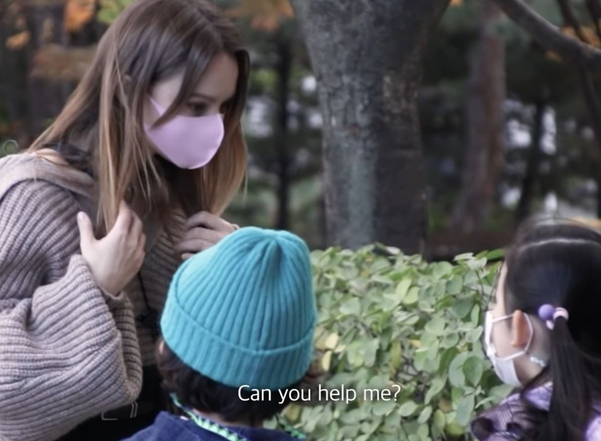 Tre em Han Quoc phan ung the nao khi duoc nguoi nuoc ngoai nho giup do hinh anh