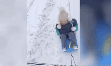 Be trai 3 tuoi o Trung Quoc di hoc duoi troi tuyet hinh anh