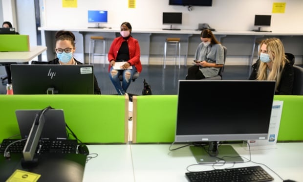 Hon 23% sinh vien Anh hoc trong nuoc vi lo ngai dich Covid-19 hinh anh