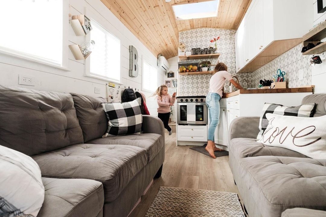 gia dinh song tren xe buyt anh 3