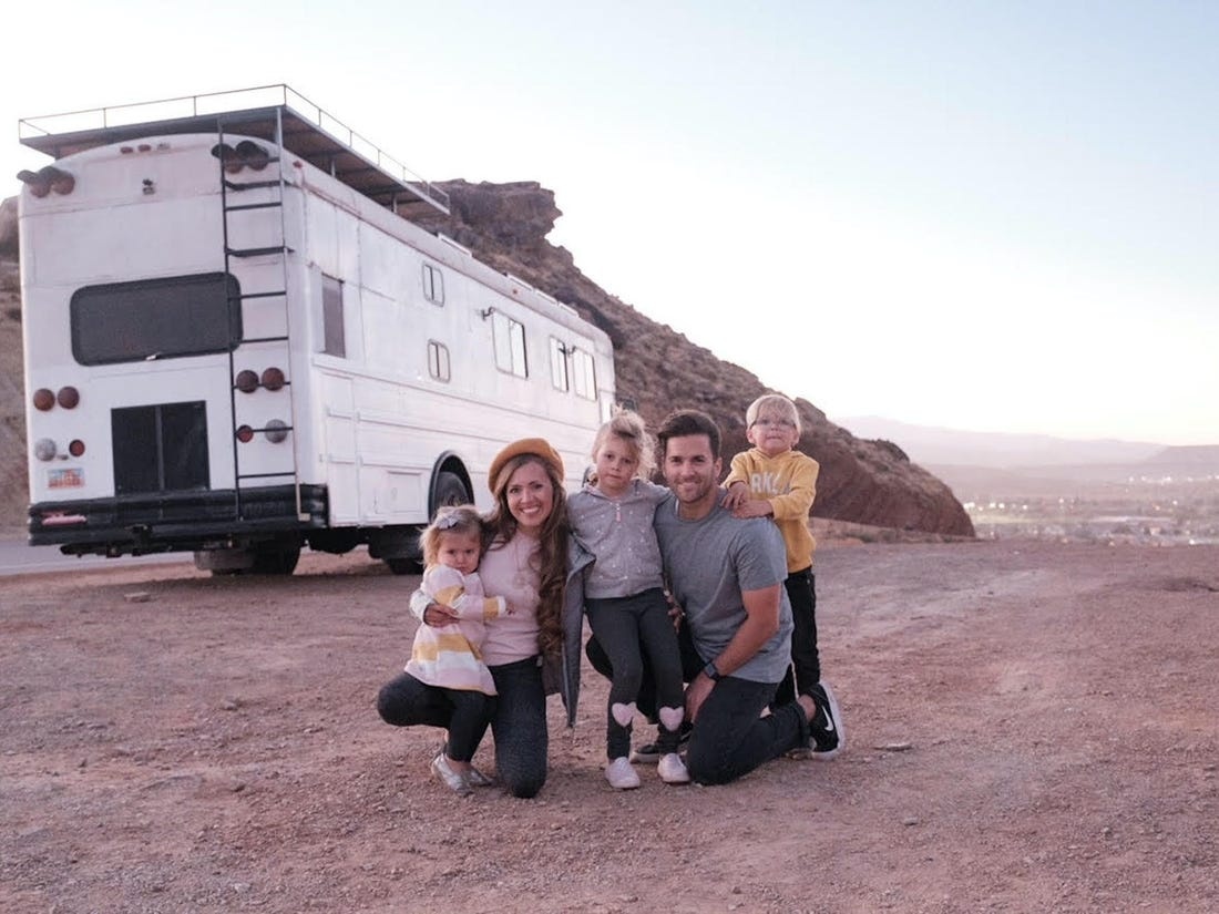 gia dinh song tren xe buyt anh 2