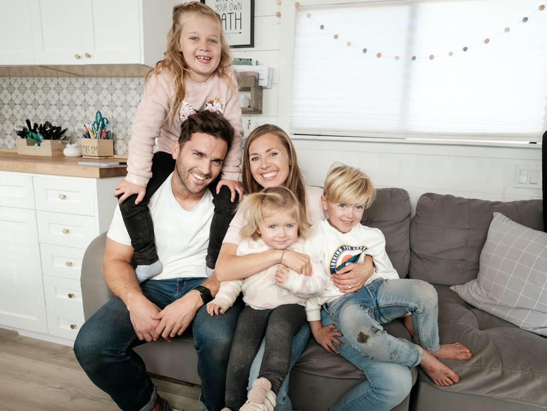 gia dinh song tren xe buyt anh 1