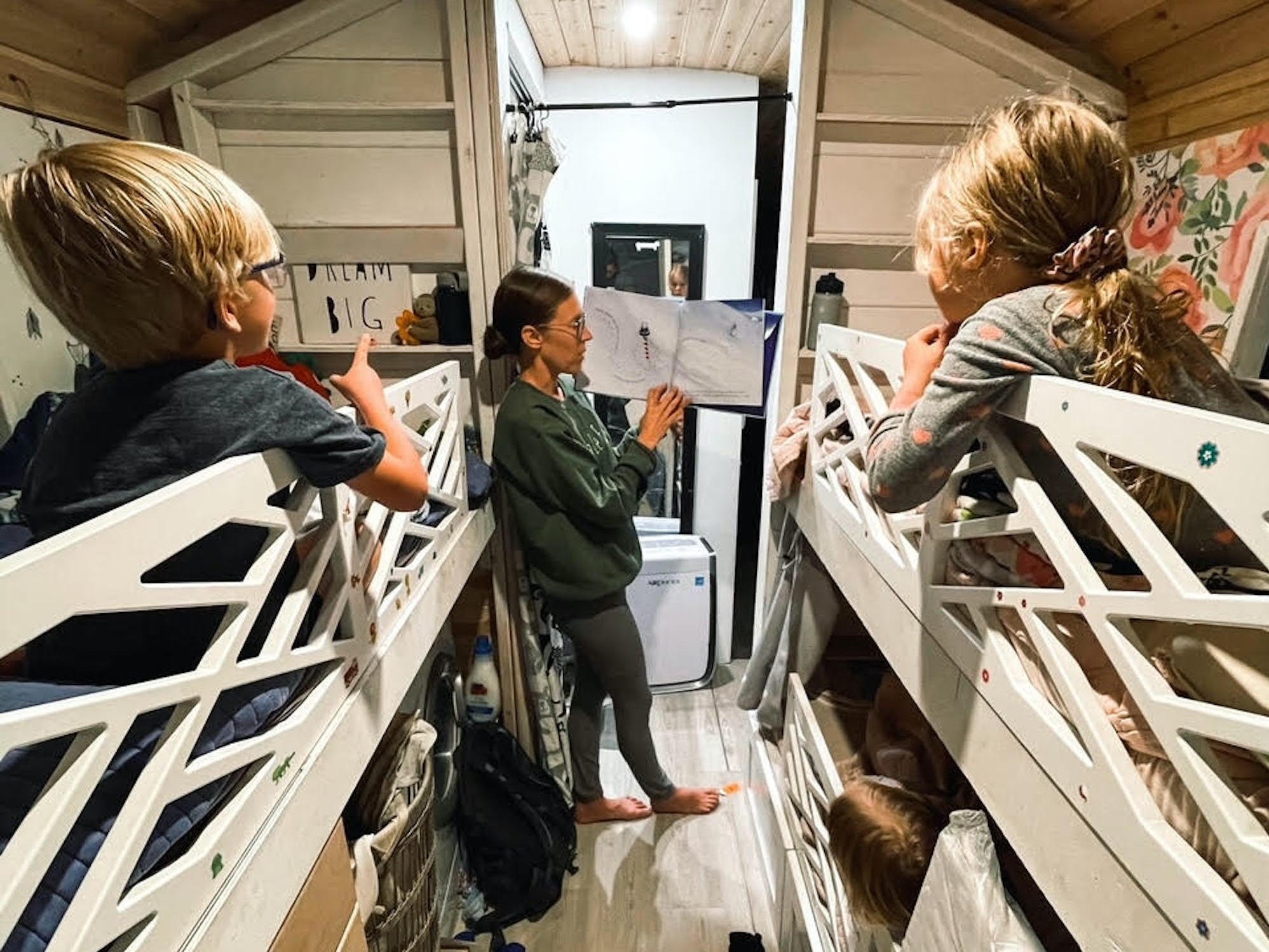 gia dinh song tren xe buyt anh 5