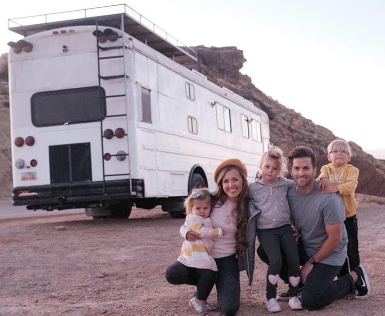 Gia dinh My song trong can nha cai tao tu xe buyt hinh anh